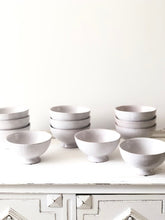 Load image into Gallery viewer, Compote textured vase rentals - white ceramic 
Oahu Hawaii wedding rentals