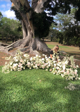 Load image into Gallery viewer, Oahu Hawaii ceremony ground florals 
Hawaii ceremony altar with white  & creme flowers