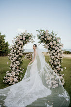 Load image into Gallery viewer, Modern ceremony arch  - Rental